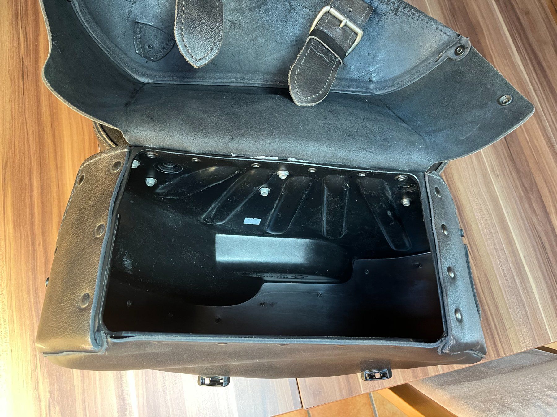 Harley-Davidson Tutti i ricambio per moto: Harley-Davidson Fat Bob 2010 FXDF Dyna Saddlebags Pair – Usato da Montreux venduto da sca_zsy9 5
