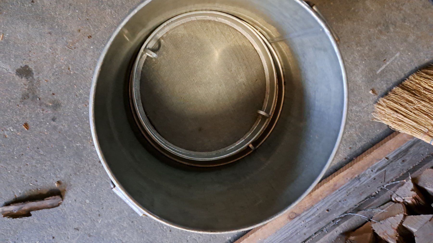 Altro per la casa: Honigeimer mit Aufsatz, mit Sieb, Deckel und Quetschhahn – Usato da Altnau venduto da willpower71 1