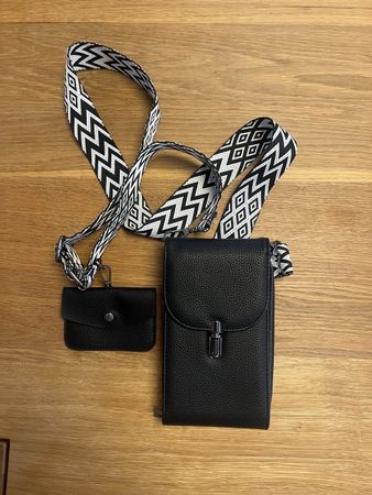 Umhängetasche mit 3 Fächer und kleine Tasche für Kopfhörer