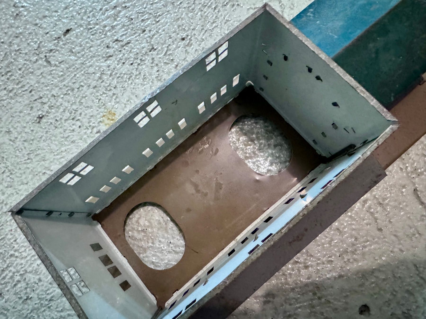 Spielzeuge: Altes Bahnhof-Modell mit Uhr, Blechspielzeug – Gebraucht aus Winterthur von Zahir02 3