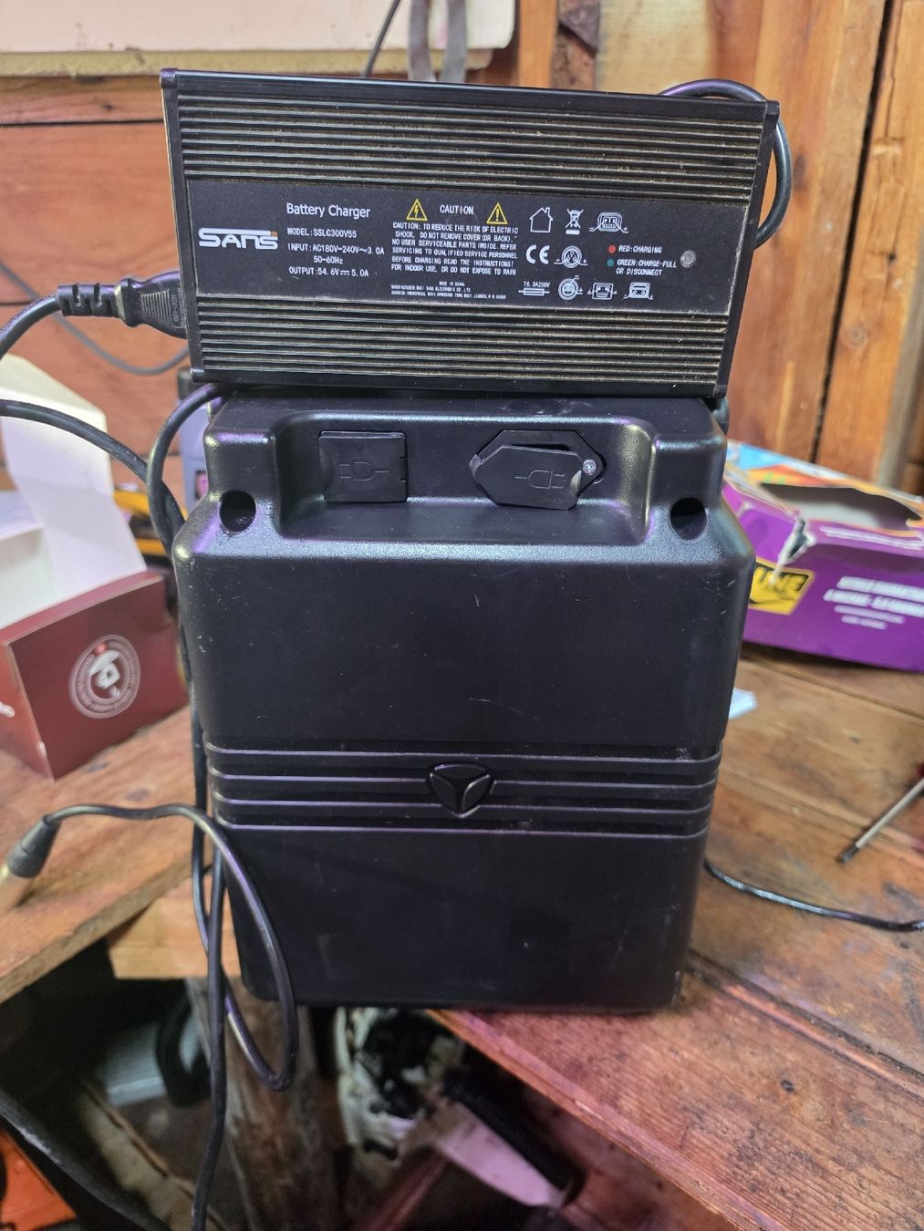 Batteries: E scooter Akku mit Ladegerät SANS  – Défectueux à Ittigen par ste_xt8v 1