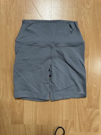 Alo Yoga Shorts grau kurz Sportbekleidung