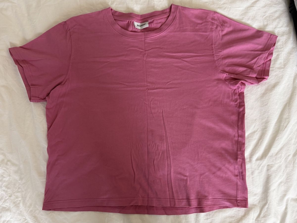 Weekday T-shirts: WEEKDAY T-shirt  – D'occasion à Buonas par mej_6s67