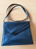 Schwarze Lederhandtasche neuwertig mit Tragriemen