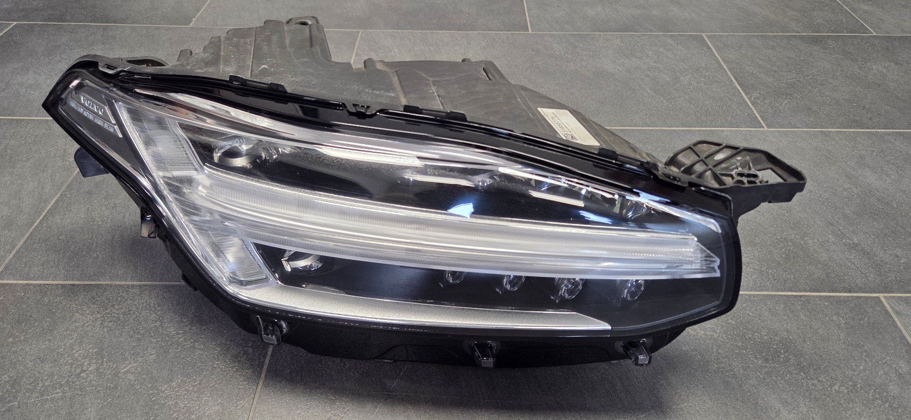 Volvo Fari: Phare Volvo XC90 – Usato da Cernier / venduto da car_5rm5 2