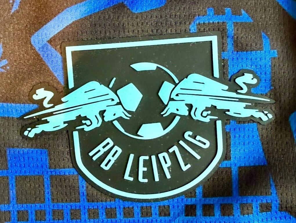 Puma Canottiere & Pantaloni: RB Leipzig - Sondertrikot "Skyline" -  2026 - mit Box – Nuovo (secondo la descrizione) da Hermetschwil-Staffeln venduto da Beat131 3