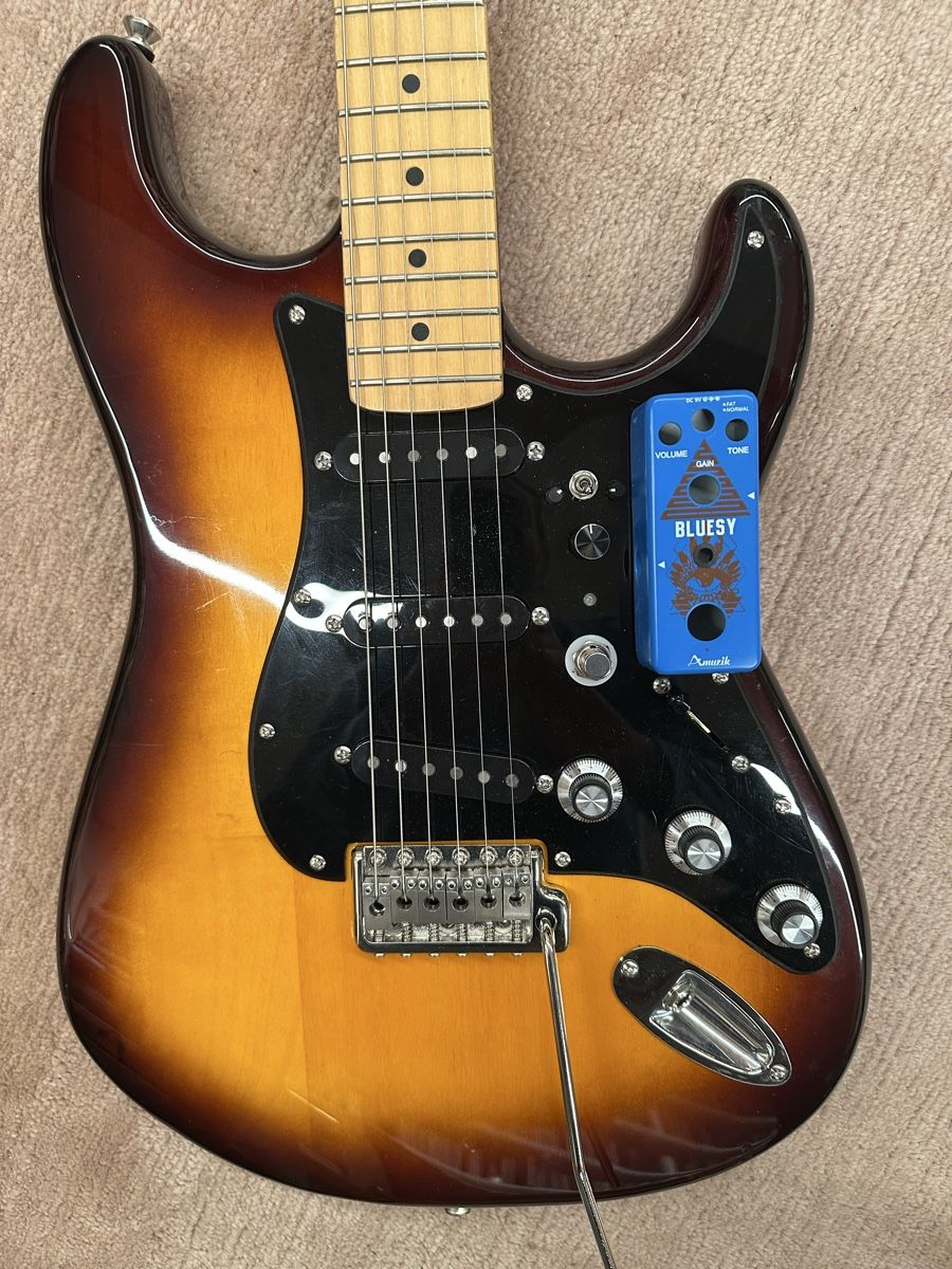 Strumenti musicali: E-Gitarre Tanglewood Stratocaster mit eingebautem Bluespedal – Usato da Tschierv venduto da Screamingwolfguitars