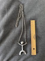 Halskette Anhänger Figur Metall silberfarben gebraucht
