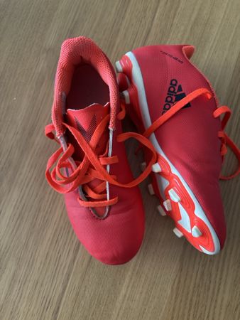 Crampons football Adidas rouges taille 34