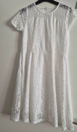 Robe blanche en dentelle parfaite pour l'été et les fêtes TM