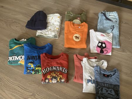 Grand lot de vêtements 110 cm (Pokémon Ninjago Harry Potter)