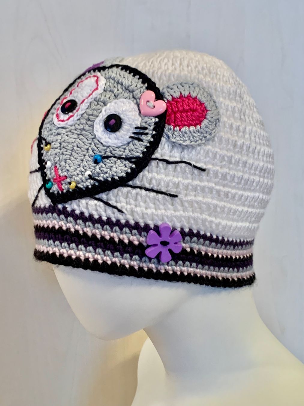 Altro abbigliamento per bambina: Kappe weiss mit Maus und Blumen, Handarbeit, Einzelstück – Nuovo e nell'imballaggio originale da Emmenbrücke venduto da swissmade-miracles