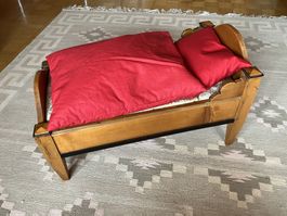 Puppenbett im Biedermeier-Stil