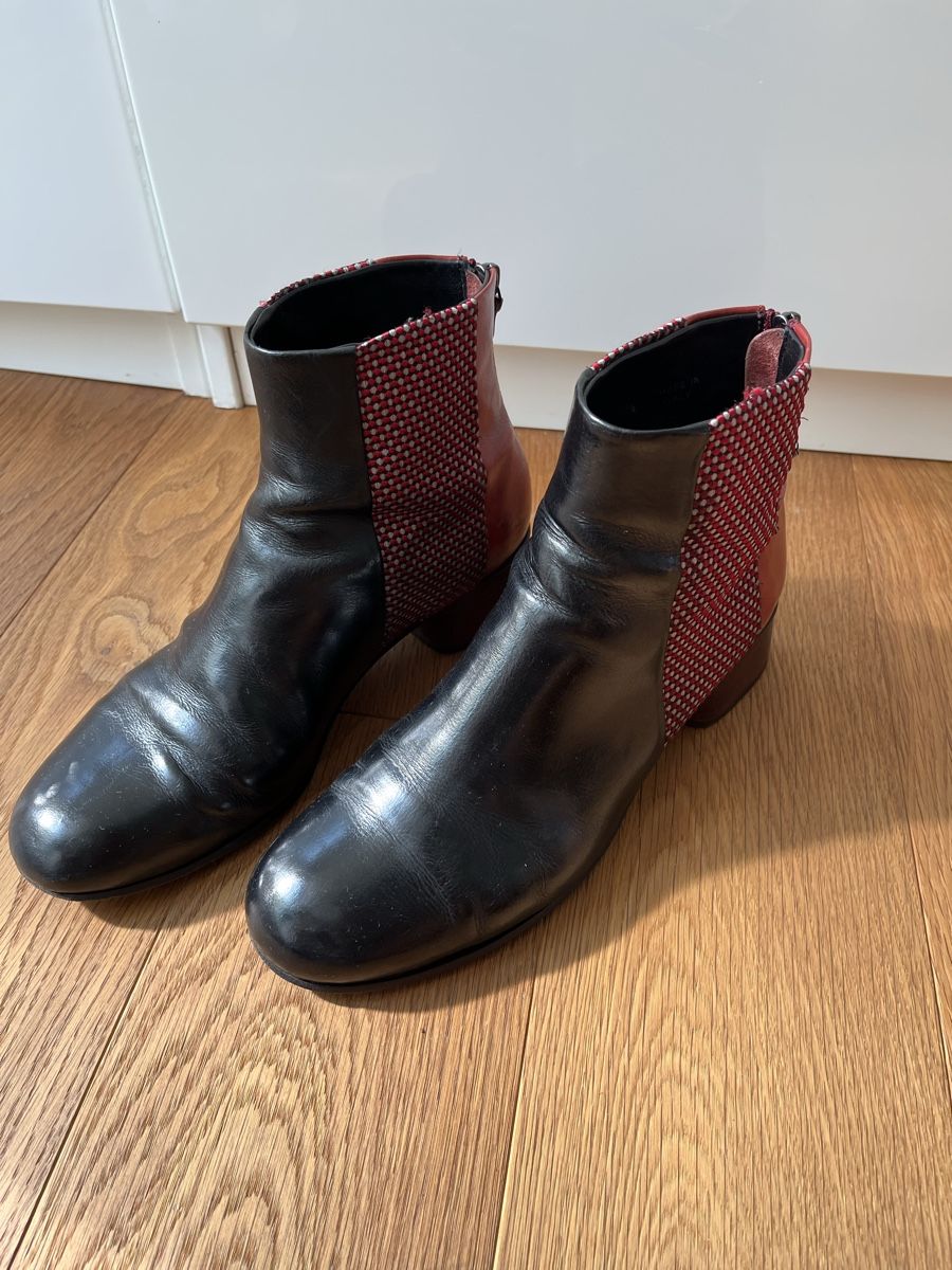 Scarpe da donna: Stiefeletten schwarz Leder rot Stoff Grösse 38 – Usato da Liebefeld venduto da easyco