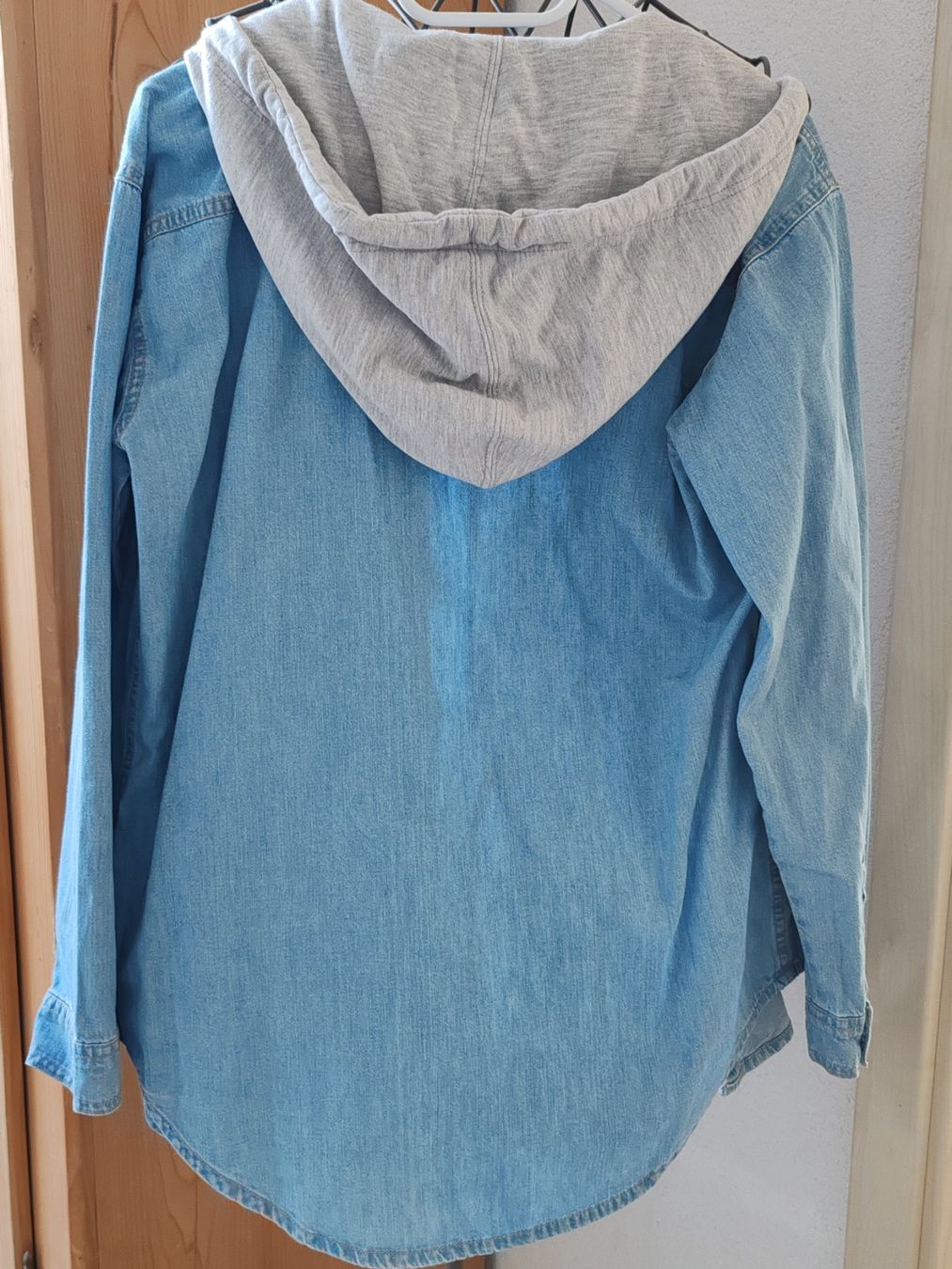 H&M Giacche: Jeansjacke mit Kapuze – Usato da Egnach venduto da bgdo26 1