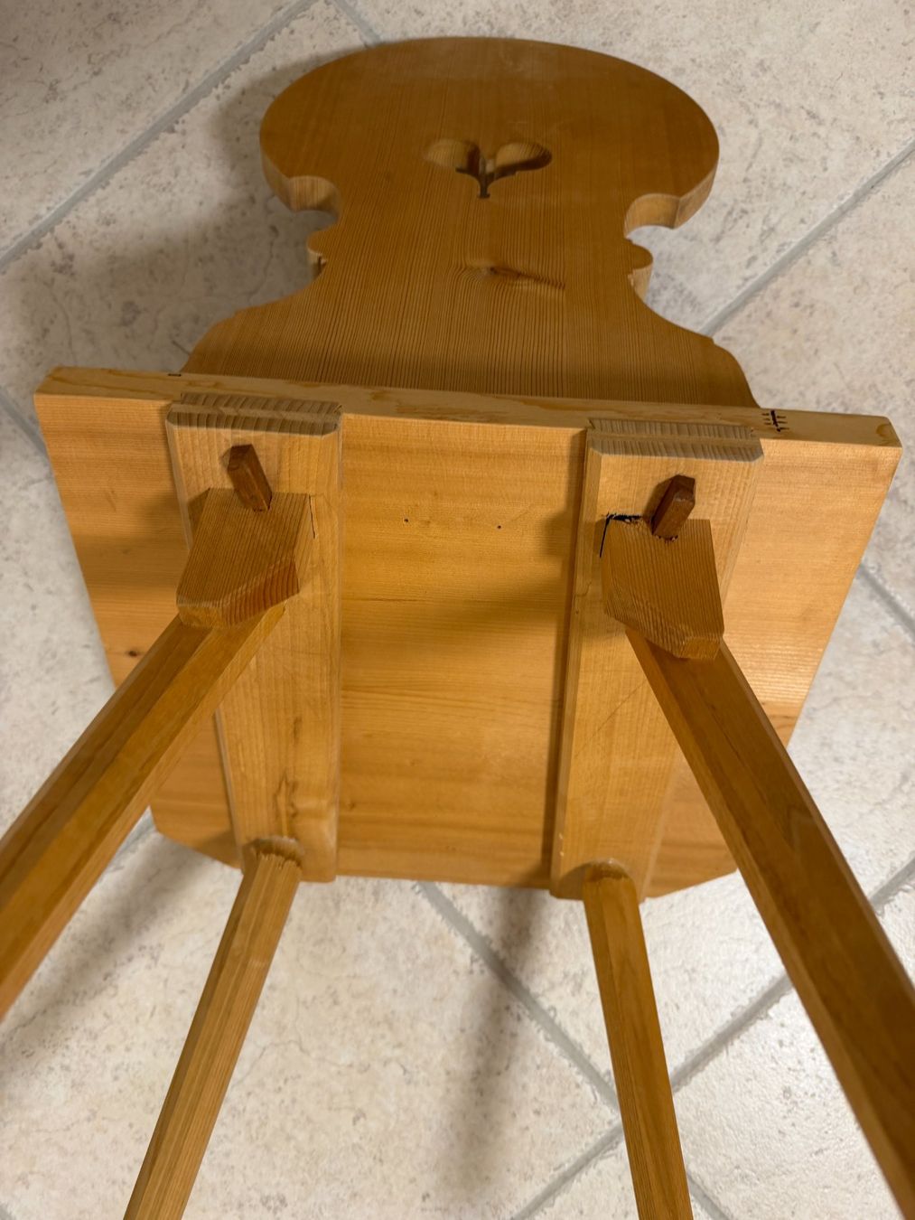 Chaises: Rustikaler Holzstuhl mit Herz, Sttabelle – D'occasion à Jenaz par Sandrobordoli 7