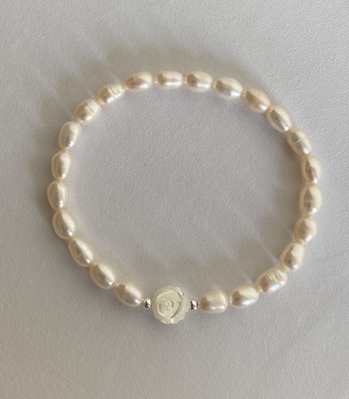 Armbänder & -reifen: Armband Süsswasser Perlen mit Perlmutt Blume auf Mass – Neu und originalverpackt aus Zuzwil SG von Lemliskat