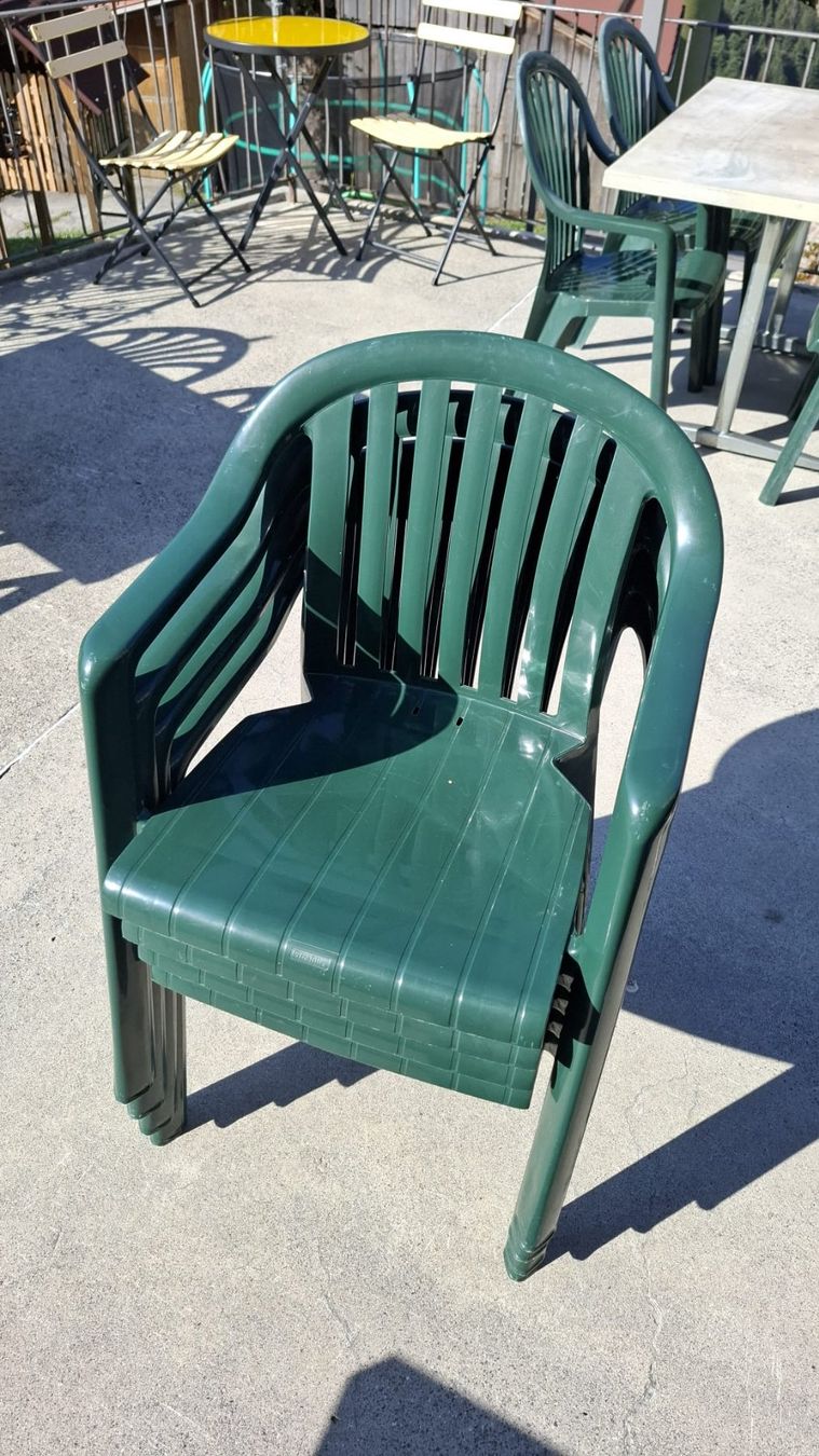 Chaises: Gartenstühle grün 4er Set stapelbar – D'occasion à Engelberg par LightTech 2
