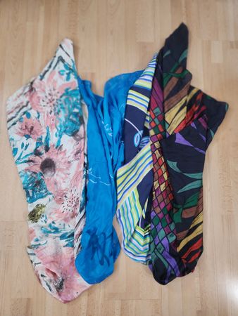 Lot de 4 foulards en soie motifs variés