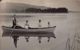 Familie (Leu?) auf Ruderboot, vermutlich Sursee, gel. 1916