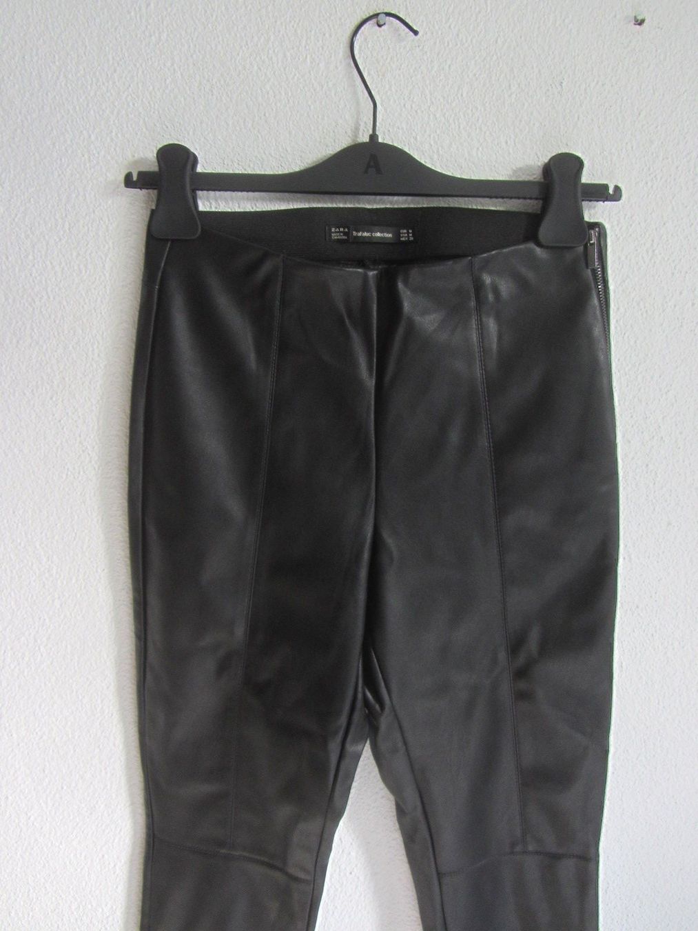 Zara Pantalons: ZARA - Kunstleder Hose schwarz M – D'occasion à Zürich par Diazaio 1