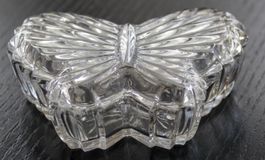 Glasdose in Schmetterlingsform