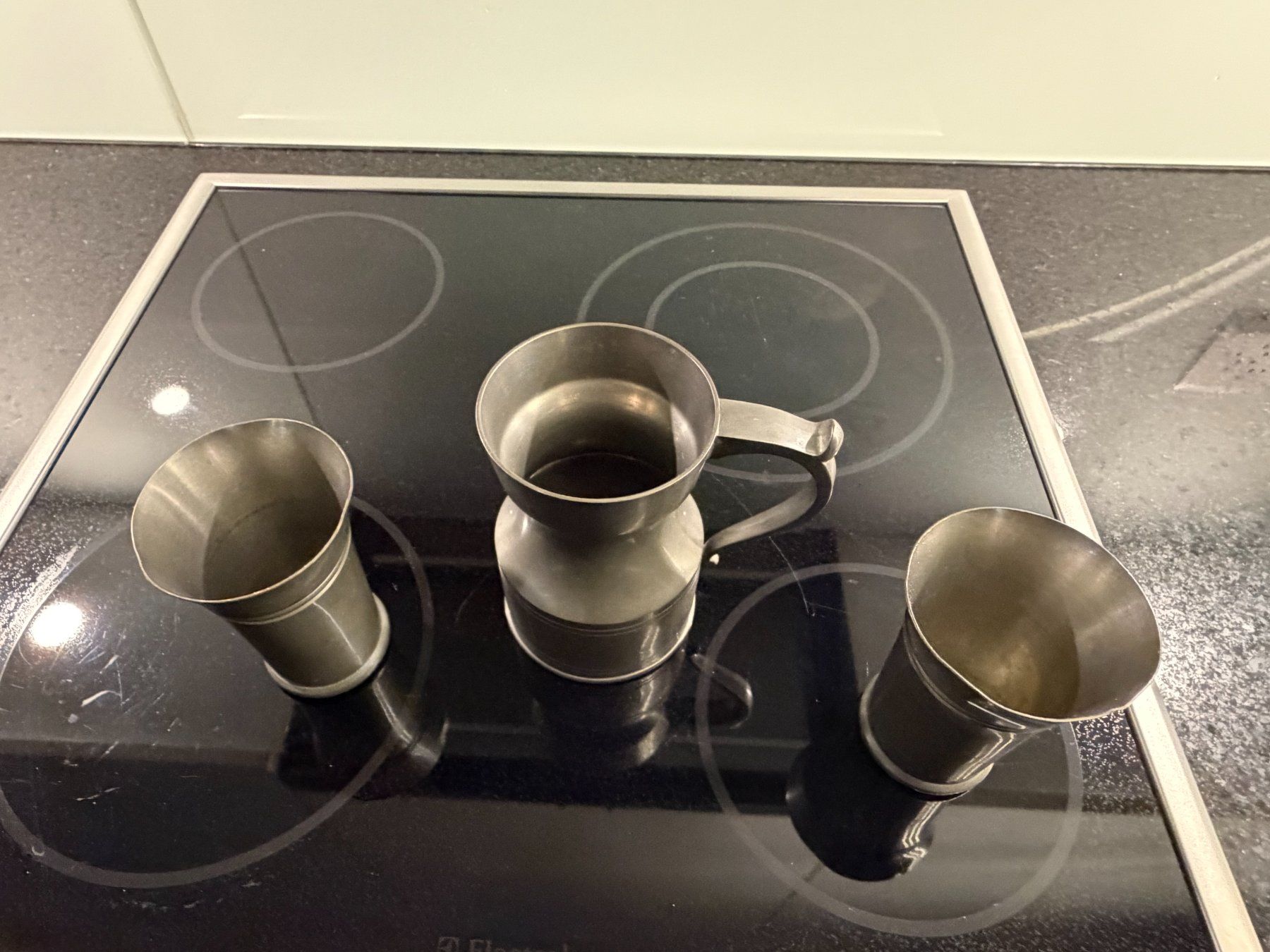 Caraffe: Zinnkrug mit zwei Bechern – Usato da Zürich venduto da sru_6zc8 2