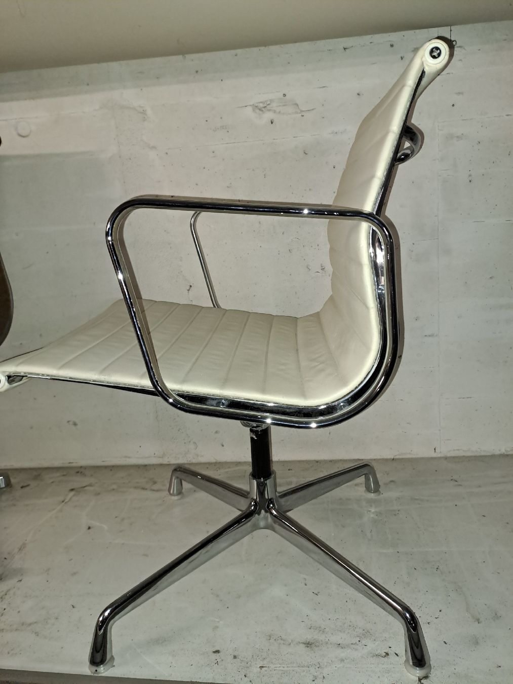 Vitra Chaises: Vitra Eames EA 108 – D'occasion à Küsnacht ZH par walterzingo 2