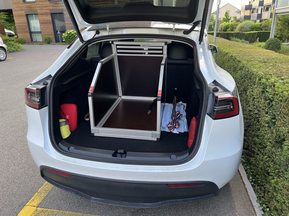 Tesla Model Y Hundeboxnull