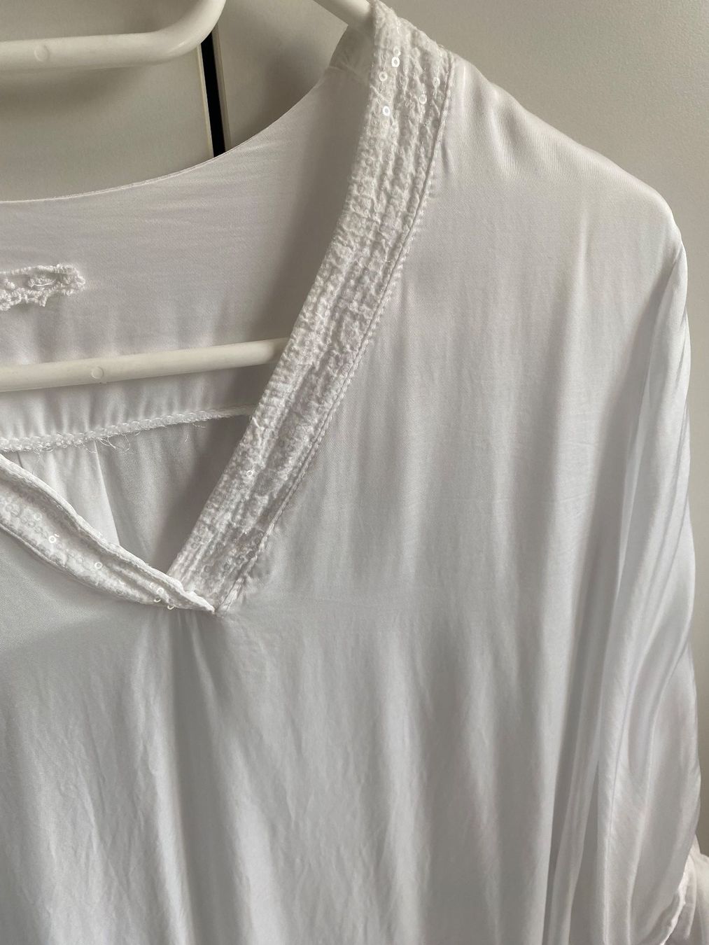 Blusen: Satin Bluse mit Paillettendekor - Weiss - Grösse ca. 3 – Gebraucht aus Eschenbach SG von Peachick 1