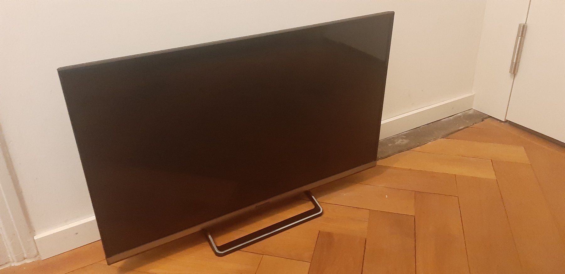 Panasonic Fernseher: Panasonic TX-32CST606 LCD TV – Neu (gemäss Beschreibung) aus Zürich von Venecia25 6