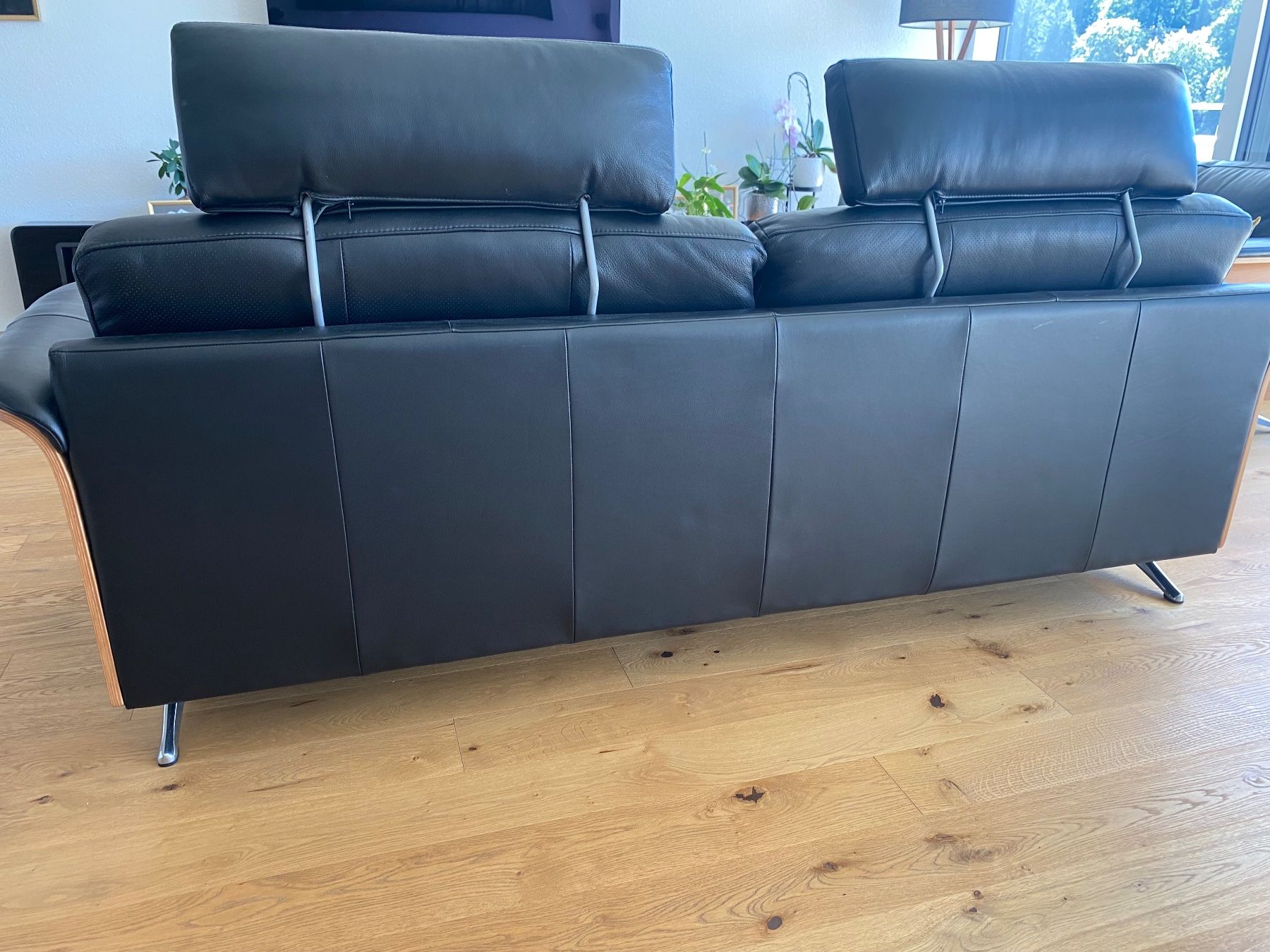 Livique Sofas: Ledersofa mit Nussbaum – Gebraucht aus Utzigen von Unknoww 2