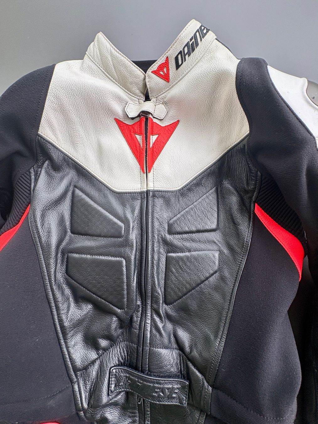 Completi: Dainese Avro D2 Lederkombi Gr. 52 – Usato da Frick venduto da Martaen 7