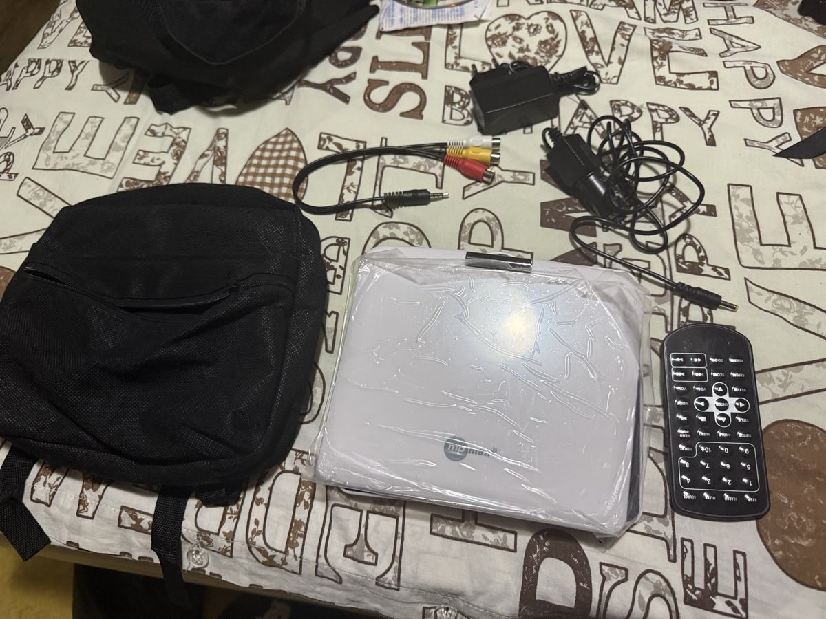 Lettore multimediale & Streamer: Lecteur DVD Portable avec accessoires + 3 CD – Nuovo (secondo la descrizione) da Chesières venduto da JMStore