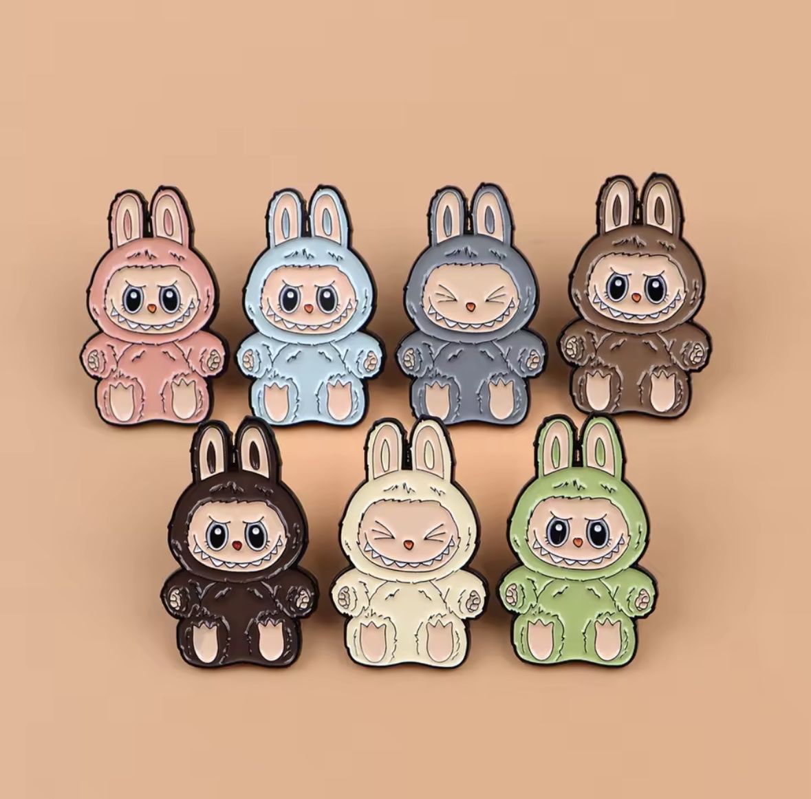 Plaketten & Abzeichen: Set, pins Labubu Style (7 pcs) – Neu und originalverpackt aus Collombey von Cards07