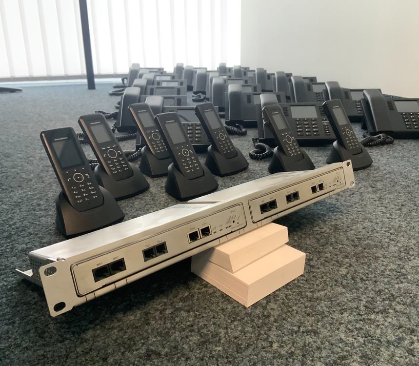 innovaphone Telefonanlage inkl. Tisch und DECT-Geräte | Acheter sur Ricardo