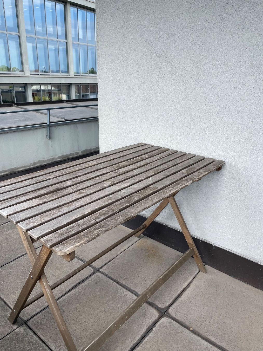 Tische: Holz Balkon Tisch – Gebraucht aus Basel von schnudibu
