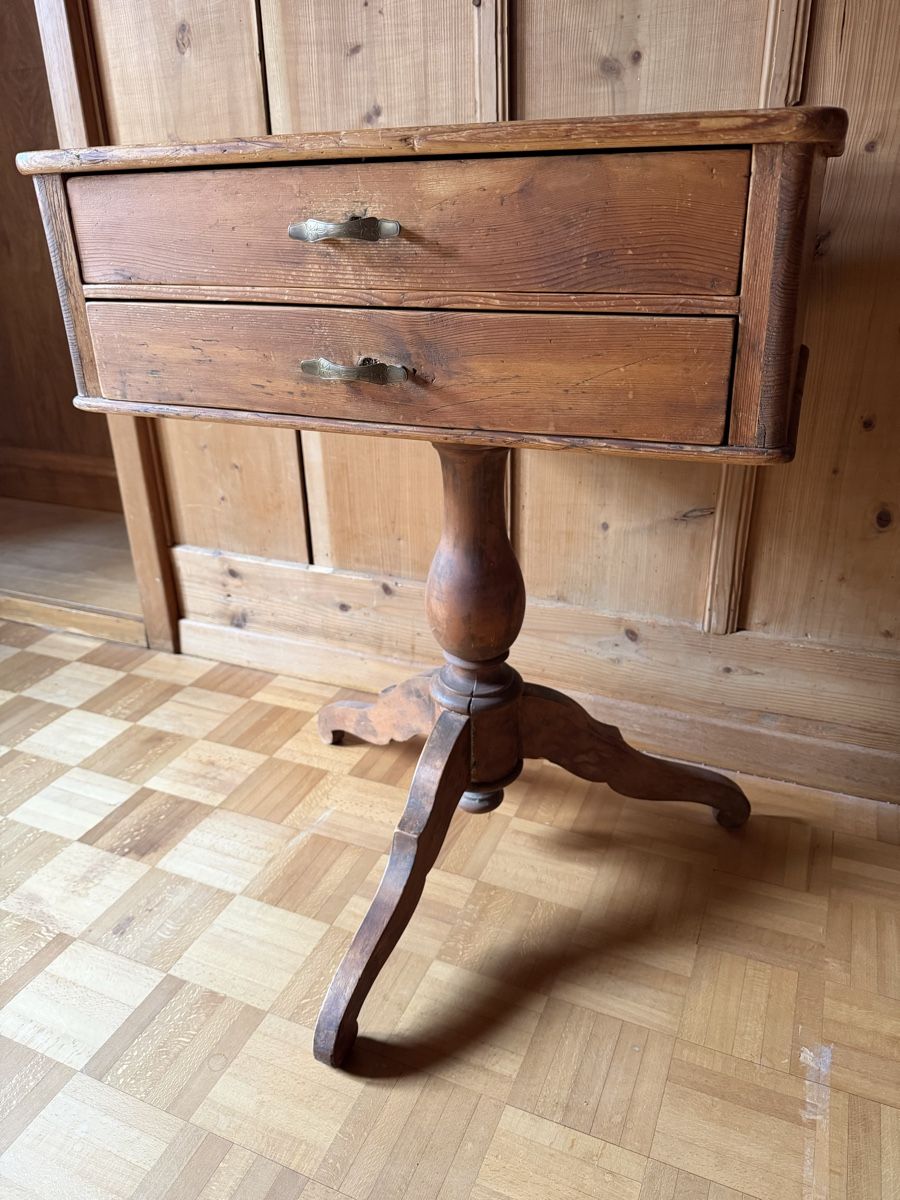 Cassettiere: Antikes Beistelltischchen / Kommode, 2 Schubladen, original – Usato da Rickenbach ZH venduto da simms 1