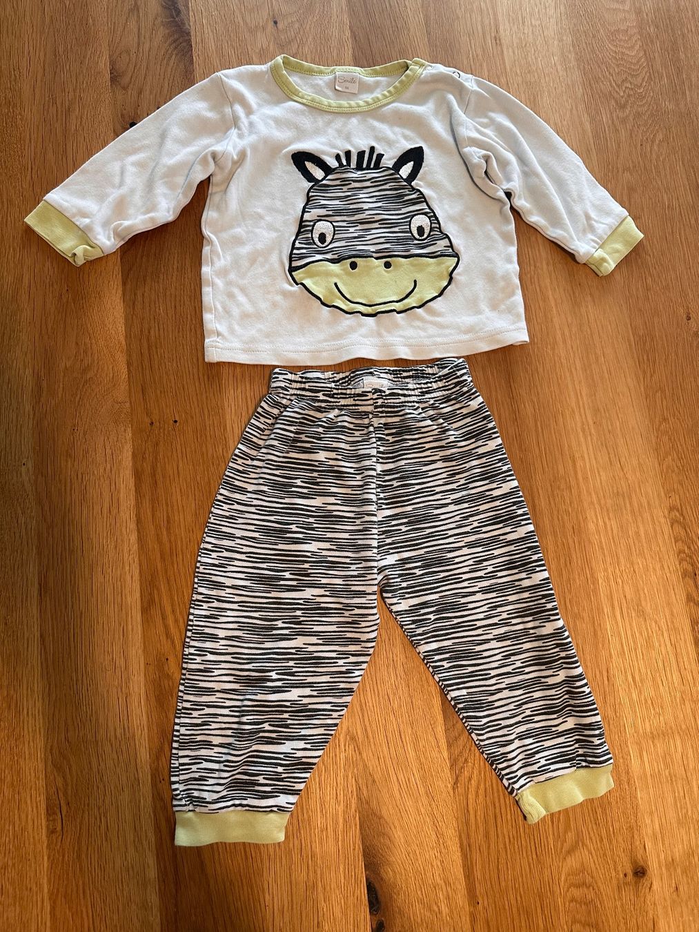 Pigiama & Simili: süsser Pyjama Zebra Grösse 86 – Usato da Illnau venduto da Xanny777