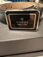 Cintura Gucci in pelle nera con fibbia rettangolare, made in