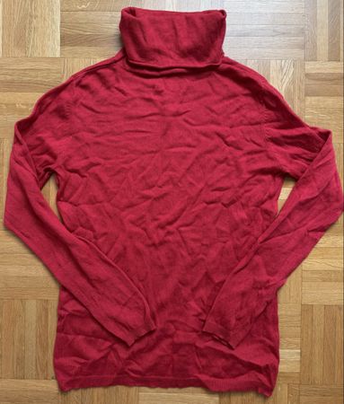 Roter Cashmere Rollkragen
