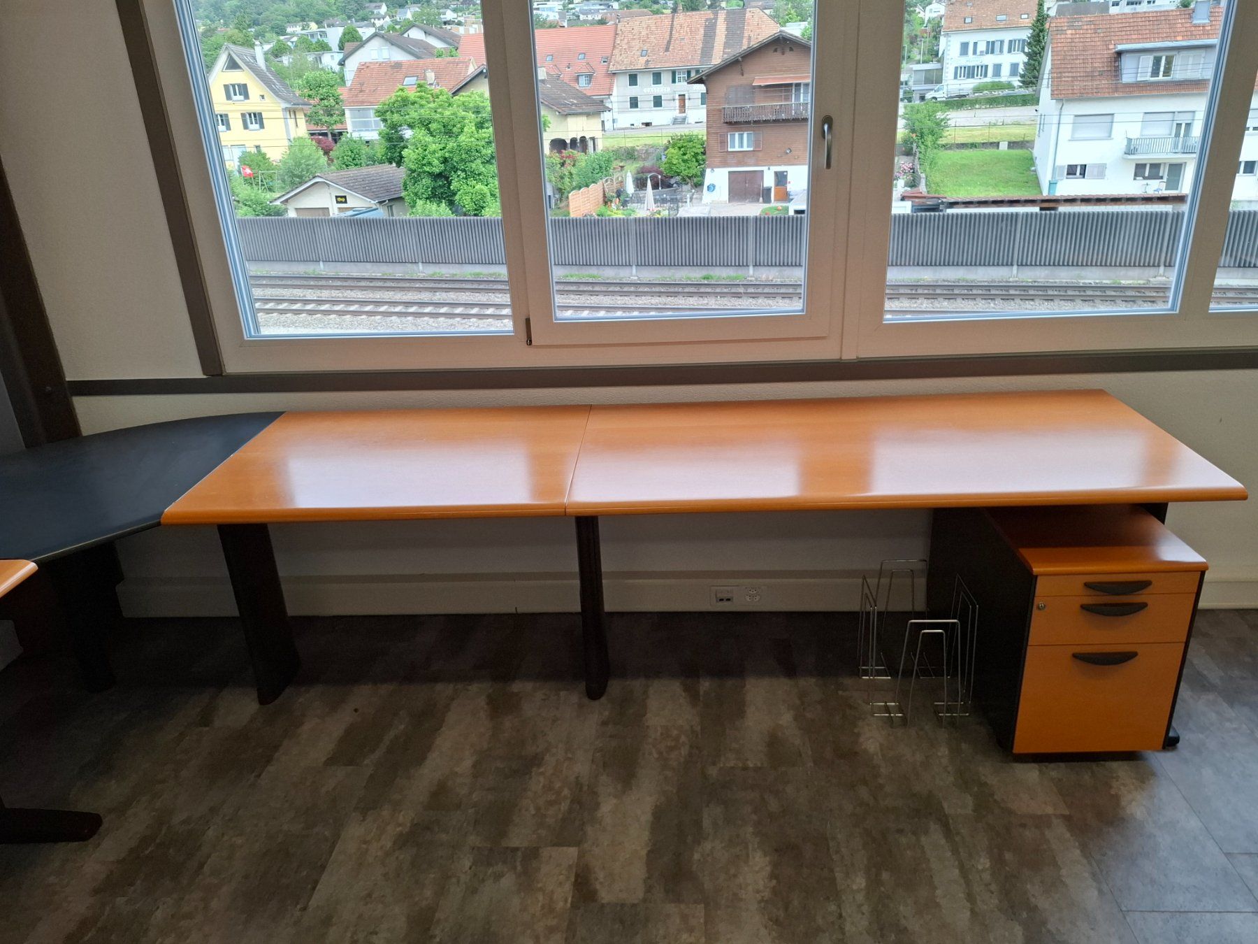 Scrivanie: 003 Eckbürotisch mit 2 Korpusse mit Bürostuhl – Usato da Derendingen venduto da Meisterstuecke 2