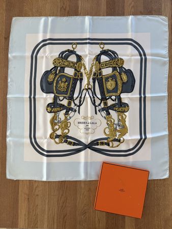 Hermès Paris Carré 90 „Brides de Gala“ – Hugo Grygkar