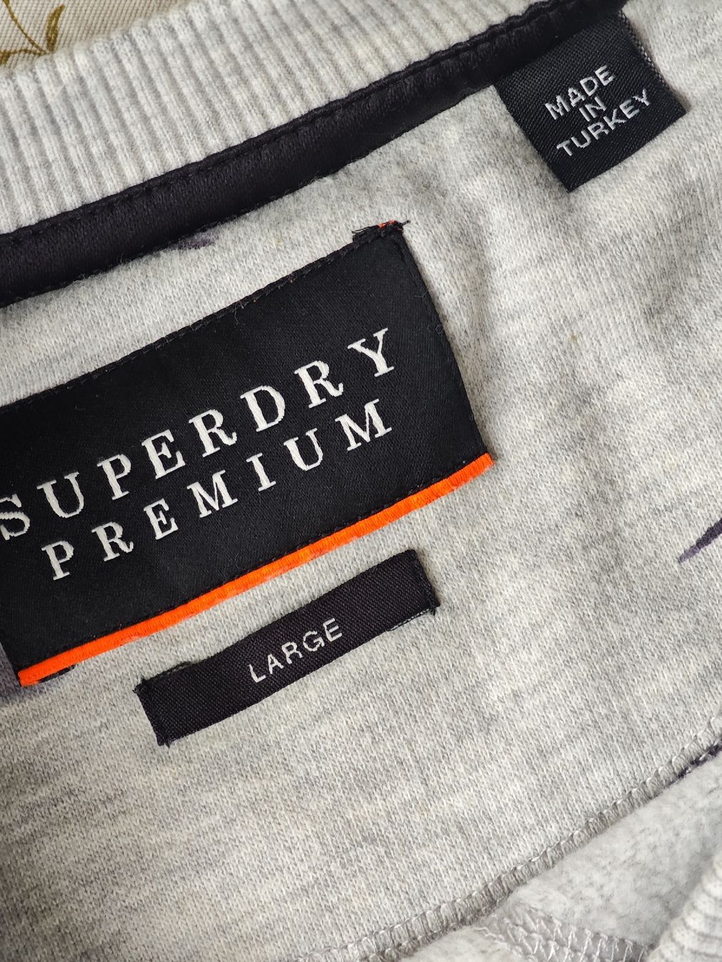 Superdry Pullover & Sweatshirts: Superdry Pullover grau floral Grösse L – Gebraucht aus Zürich von Nate33 3