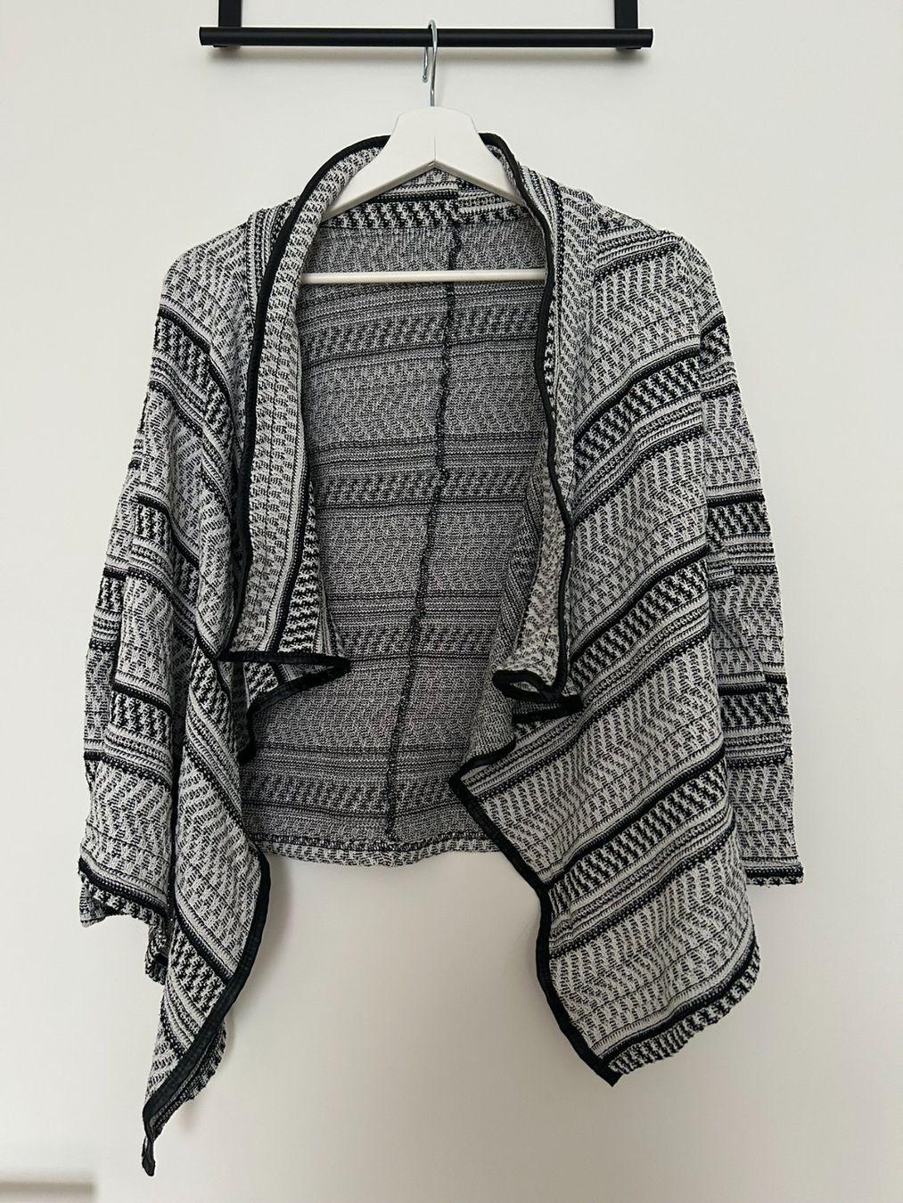 Giacche: Gestrickte offene Strickjacke grau-schwarz – Usato da Blumenstein venduto da klarsicht_91
