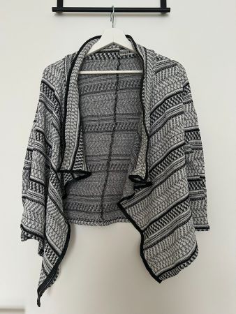 Gestrickte offene Strickjacke grau-schwarz