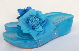 Blaue Pantoletten mit Blume, Gr. 37, Sommer-Look!