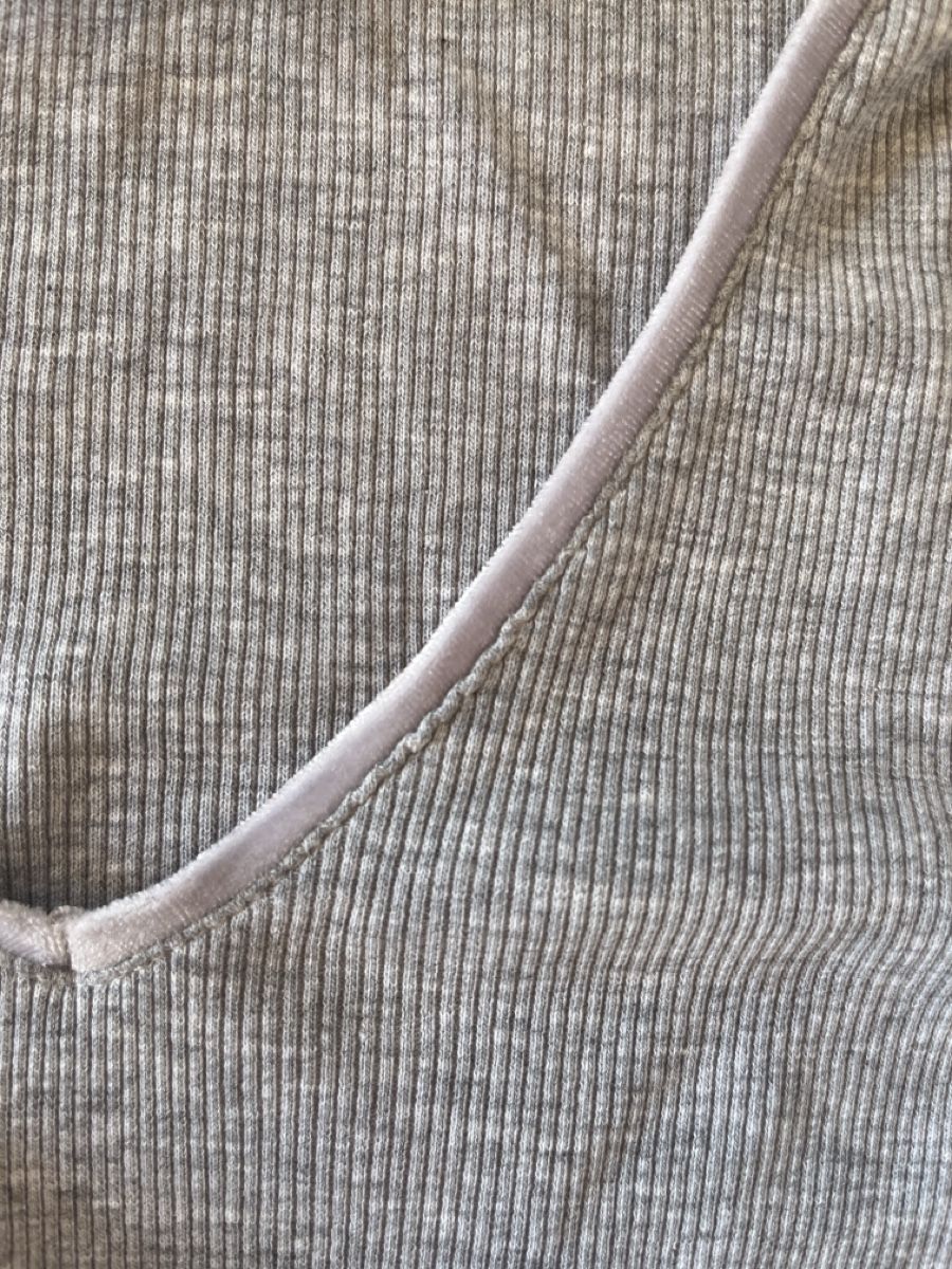 Esprit Pullover & Sweatshirts: Langarmshirt Esprit grau, V neck Samtkragen – Gebraucht aus Bern von sosophie 2