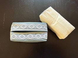 Hübsche Taschentuchbox mit Spitze, hellblau, neuwertig