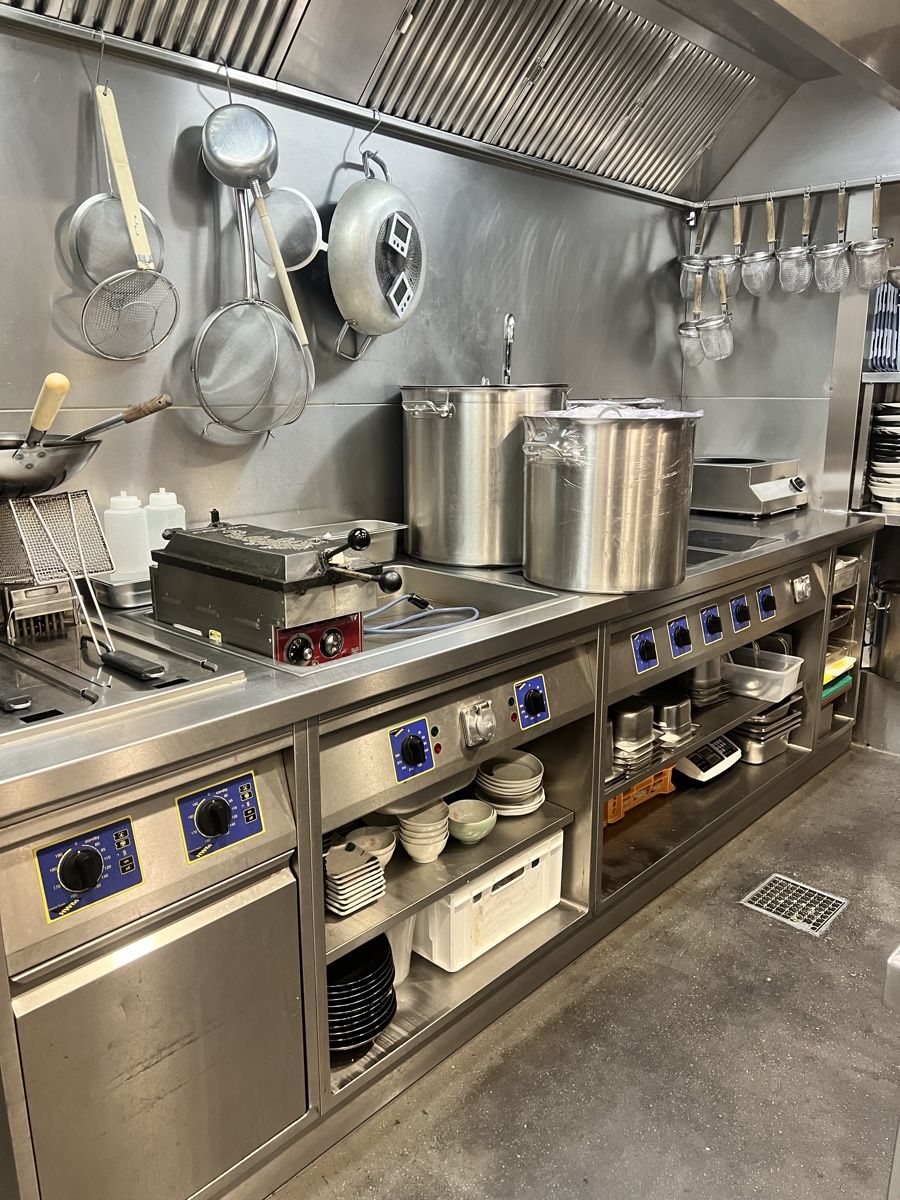 Cucine complete: Gewerbeküche Edelstahlmöbel – Usato da Zürich venduto da Hubbynski